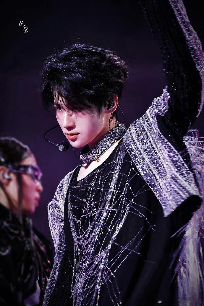 张真源唱跳万花镜张真源弹跳下腰张真源演唱《万花镜》时不仅唱得好，舞蹈也同样出色，