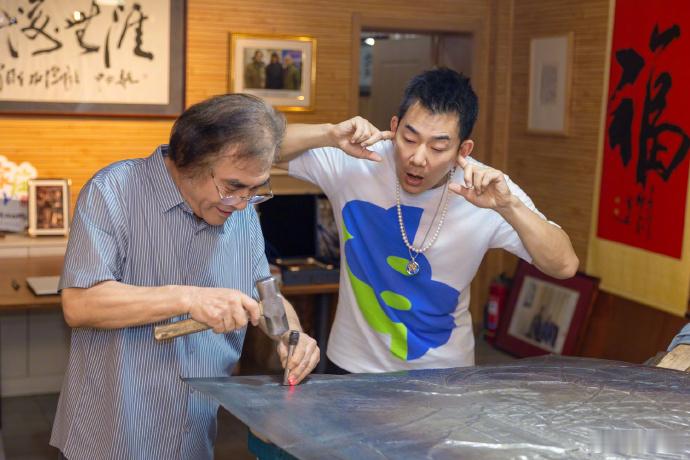 黑白灰过渡宛如手绘素描——这不是水墨画，是铁板浮雕！利用铁板原色和金属肌理，纯靠