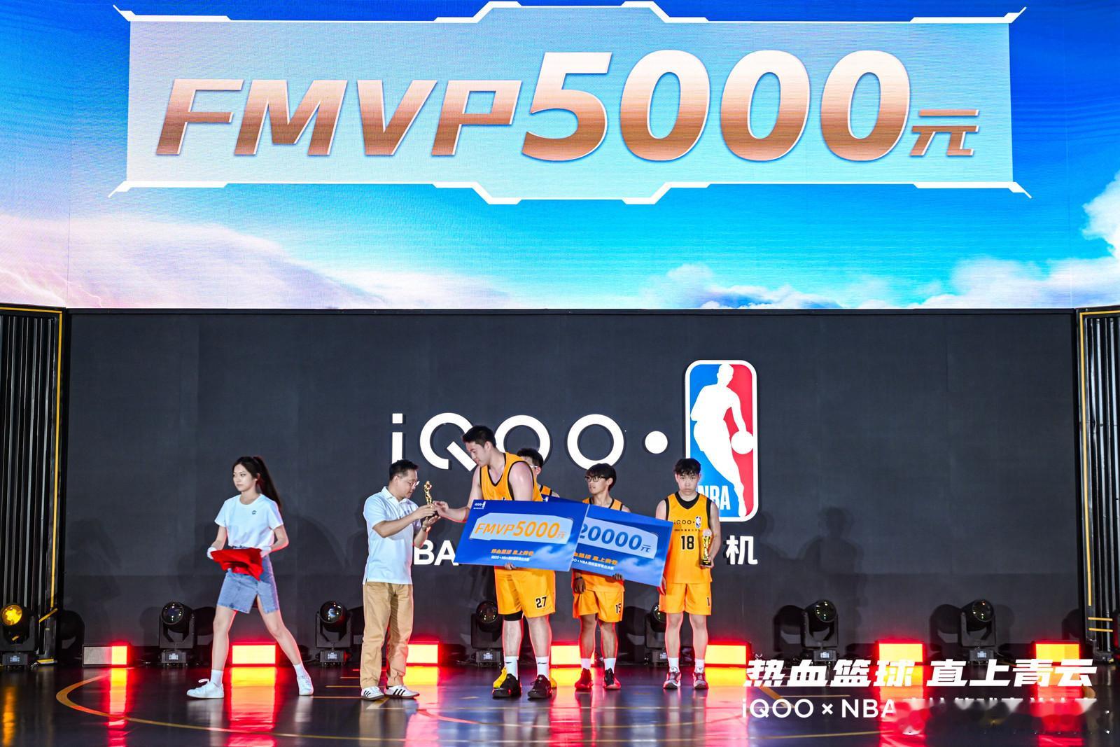 NBA热血篮球直上青云iqooiQOOxNBA高校篮球赛iQOO15T 看着一群