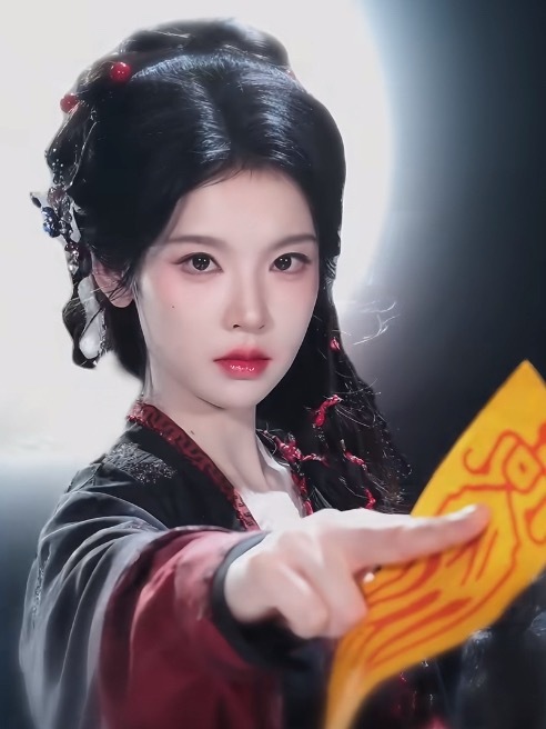 张淼怡新剧《错世录》近期开机，这张脸从最开始出道的婴儿肥逐渐变成了更加“网红风”