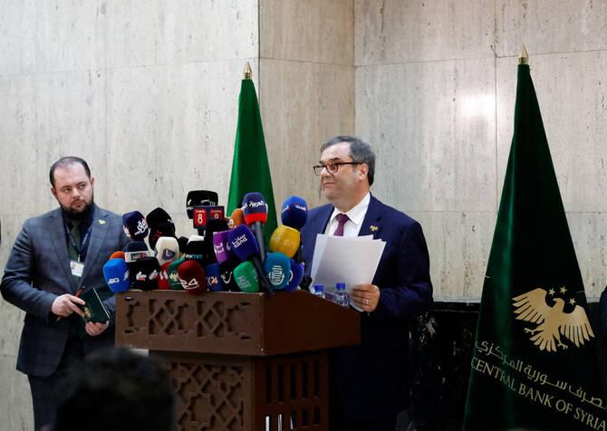 图为：2025年12月28日，叙利亚中央银行行长阿卜杜勒·卡德尔·胡斯里耶在大马