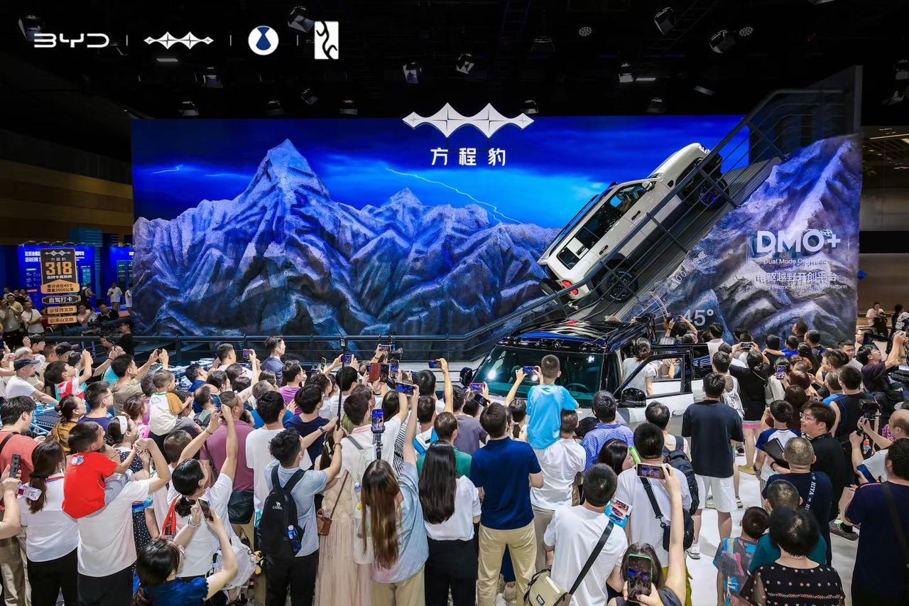 2026年成都国际车展9号馆，比亚迪集团专馆，全品牌集结，人潮涌动，万众聚焦，王