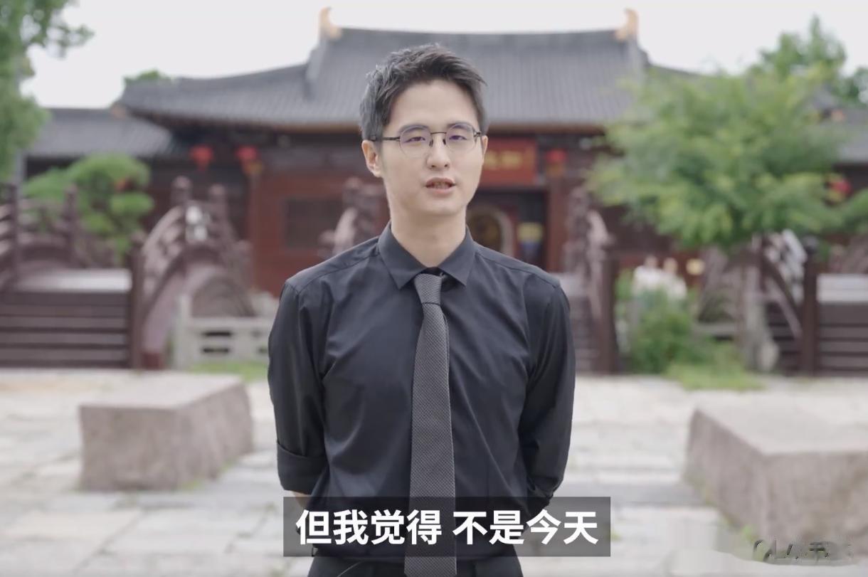 解说杯最大受害者二哥王记得复出！坐镇解说杯决赛解说席~
别人参加个解说杯打的一包