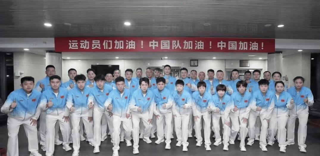 谁看懂国乒这张大合影的小心思😂！
国乒出征亚运会大合影，小石头直接站C位！
一