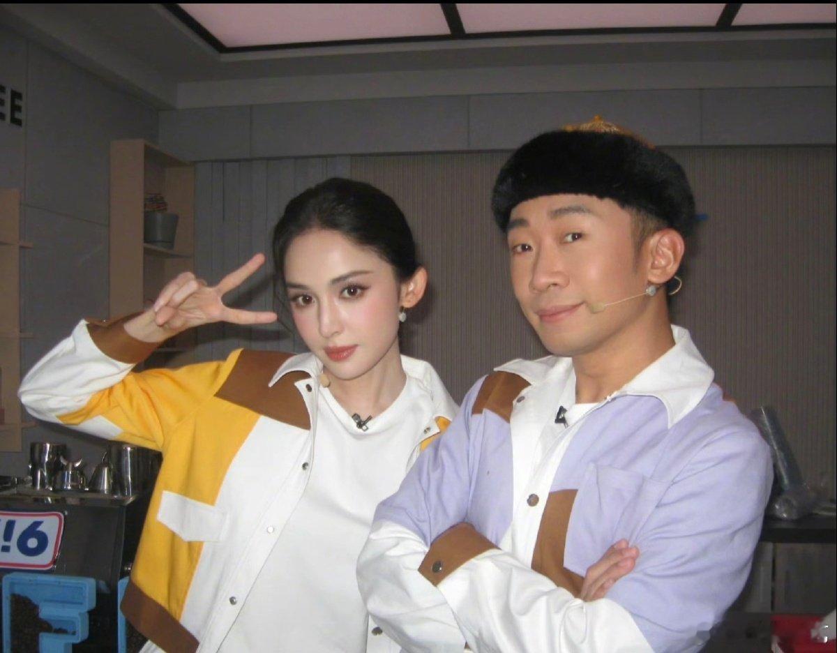 娜扎 杨迪很可爱啊 熟人局yyds！娜扎和杨迪一同框就笑点密集，那句“我都快爱上