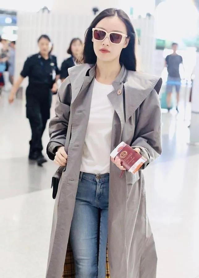 倪妮这灰风衣太绝了！极简穿搭天花板✅
 
倪妮私服永远是松弛感范本！灰色长款风衣