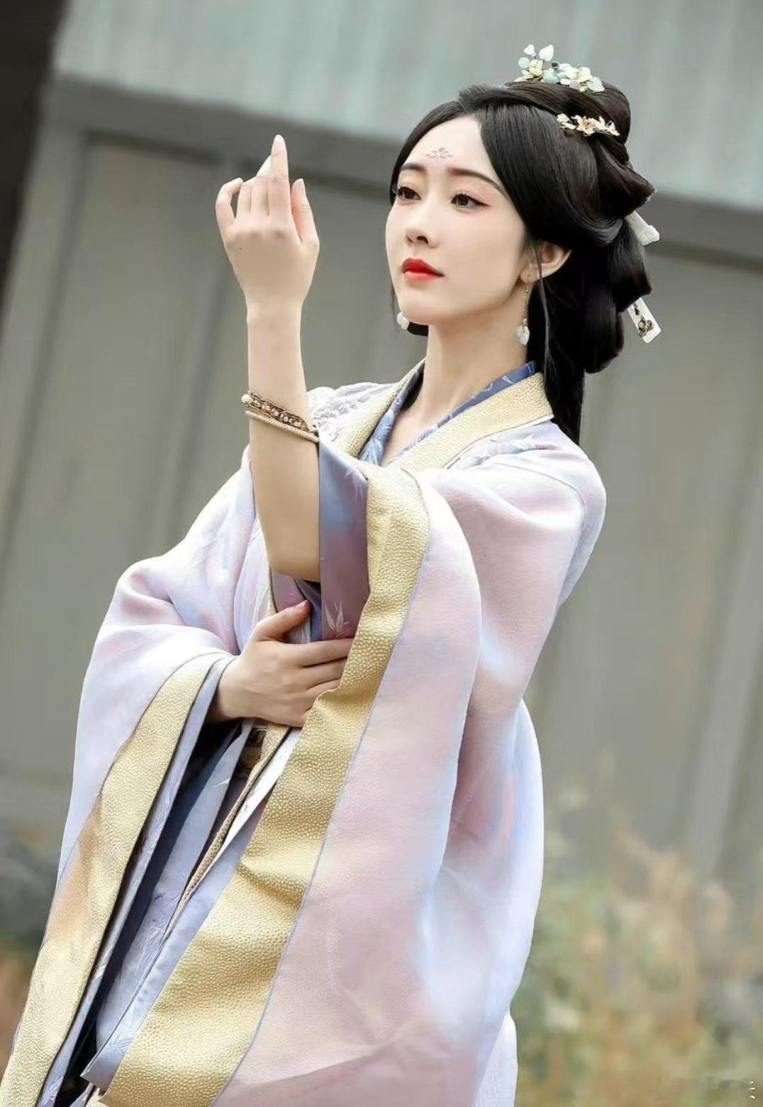 宣璐爸爸接女儿下班 看过宣璐的《折腰》！谁能不爱这个苏娥皇啊🥺戏里是城府极深反