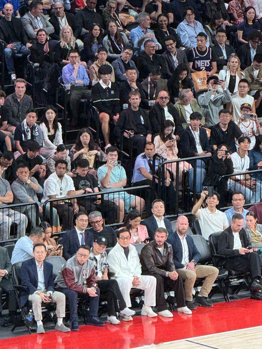 NBA中国赛世纪同框 NBA中国赛，真是大牌云集啊，成龙大哥也去了，奥尼尔也来了