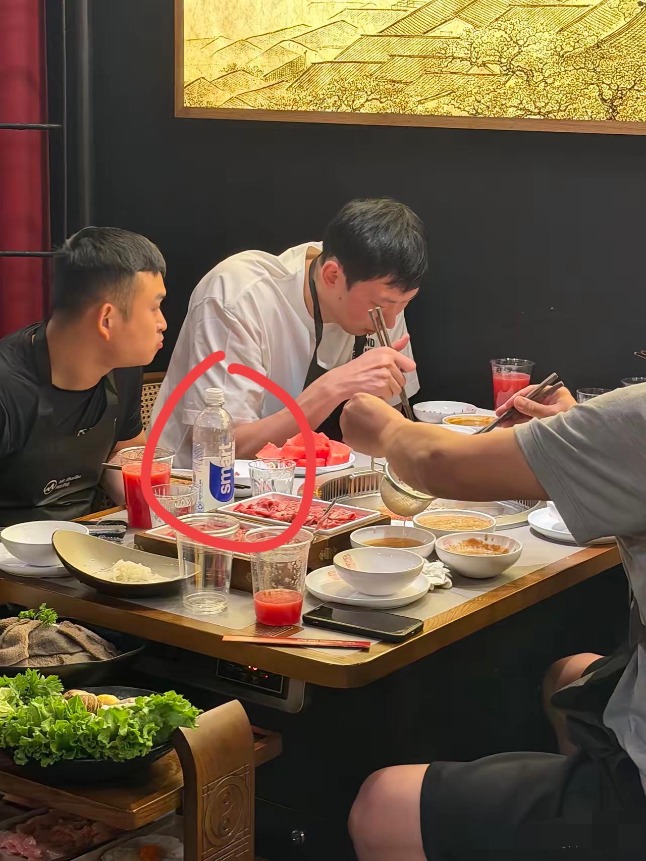 周琦聚会喝的水是什么牌子的？看上去都是英文的
