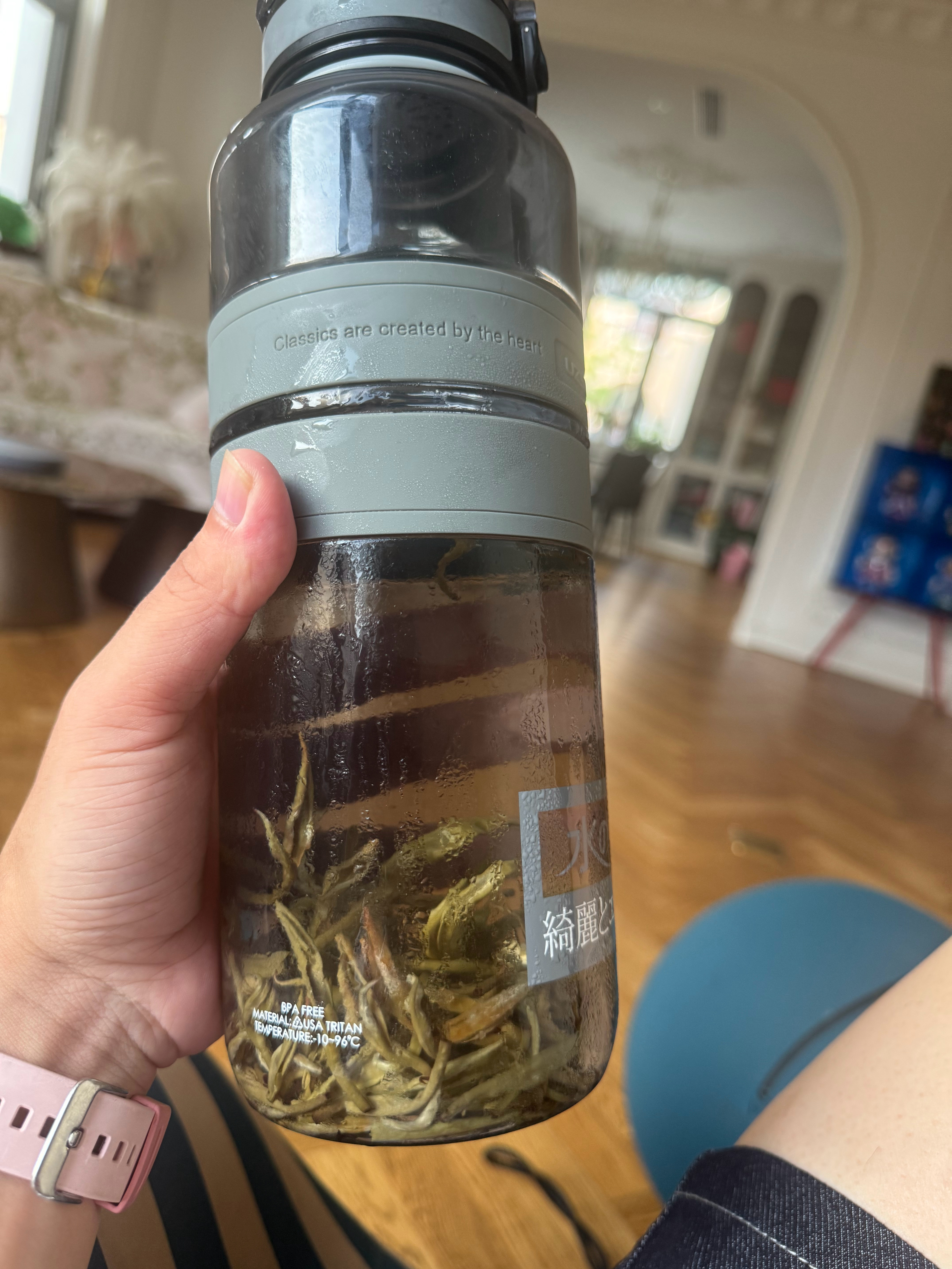 喝水量总是不够，试了试冷泡茶。还真不错。也很简单，开水都不用烧。 