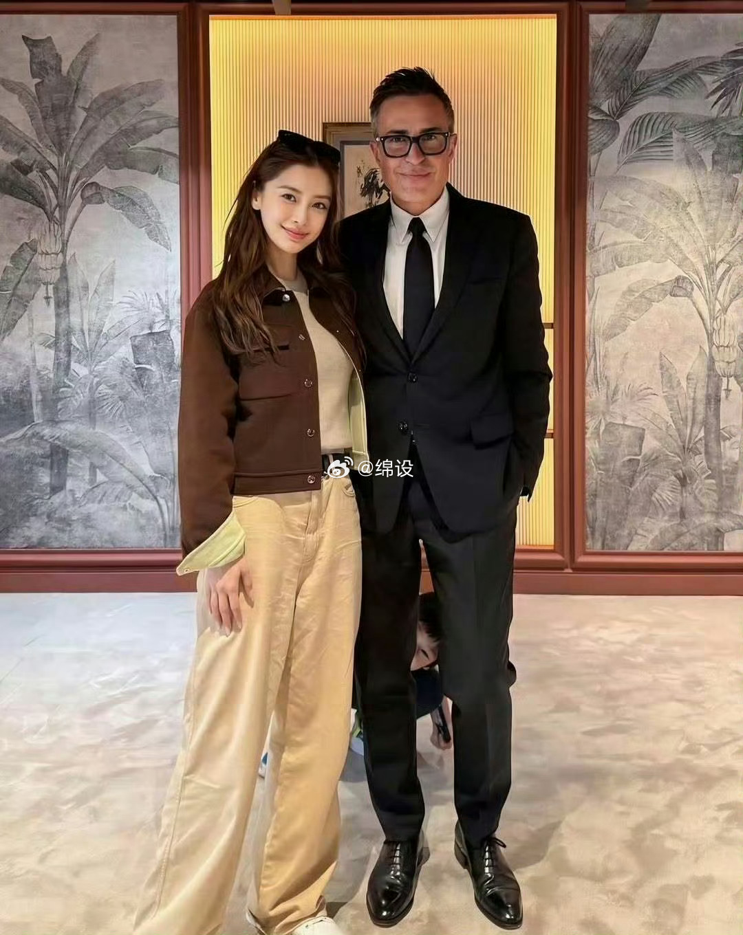 小海绵拍摄的Angelababy与爱马仕总监合影 
