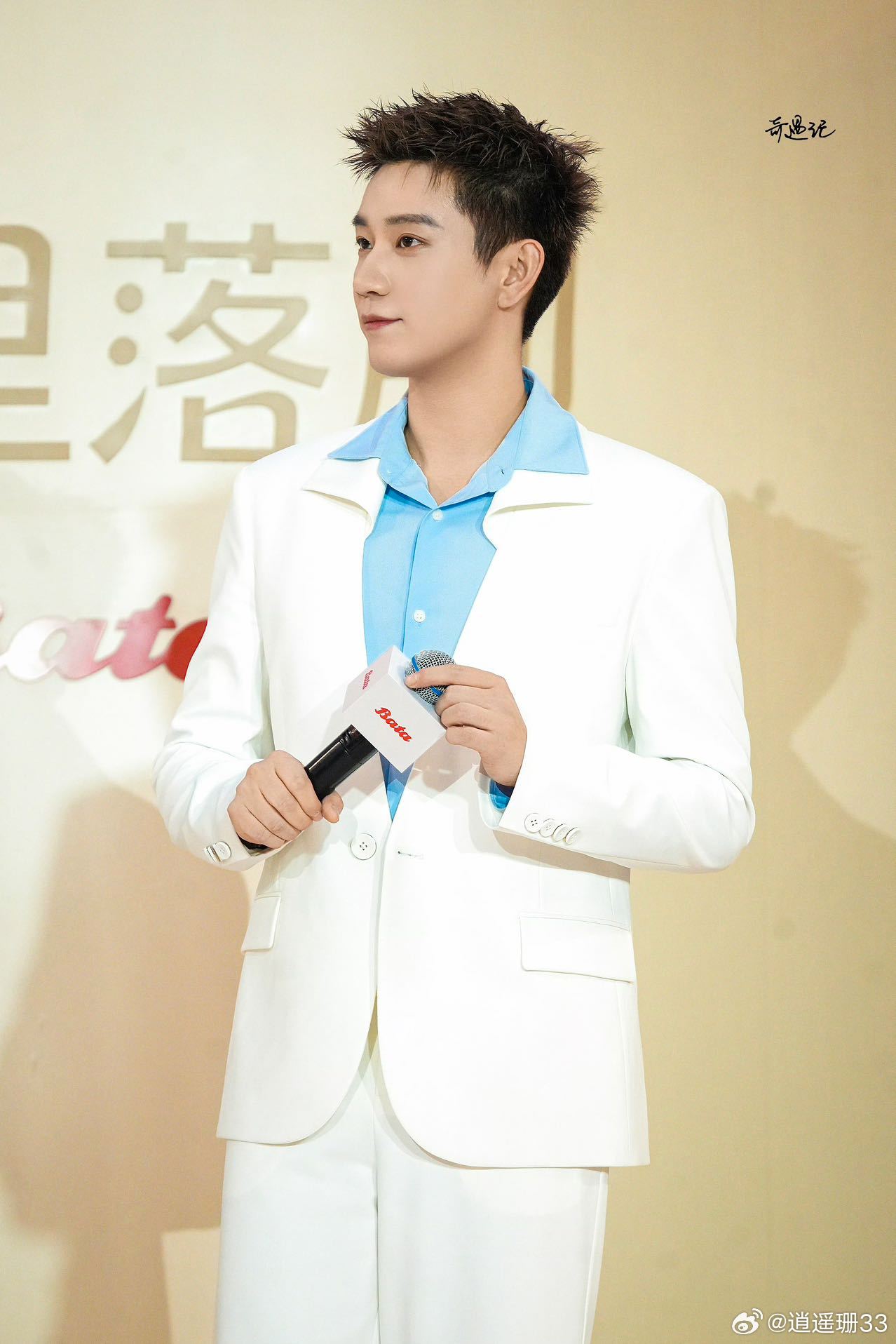 王子奇短短十天完成黑切白王子奇短短十天完成白切黑，前几天综艺路透还是黑色外套金丝