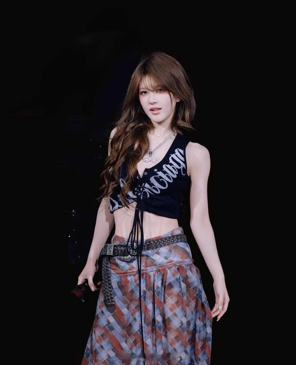 王鹤棣的品牌给赵露思定制了演唱会上戴的Rosy项链，帅哥美女友谊长存🤝🏻 