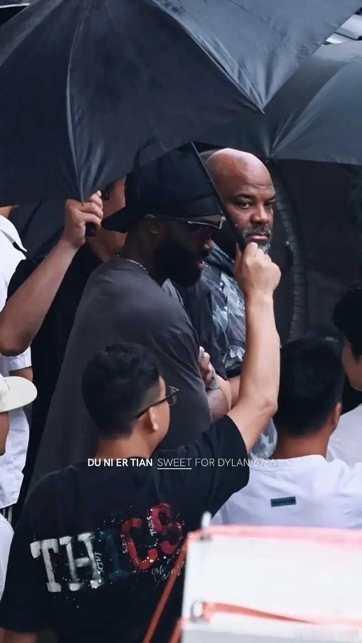 NBA知名球星杰伦·布朗去横店探班王鹤棣啦王鹤棣杰伦布朗探班合照