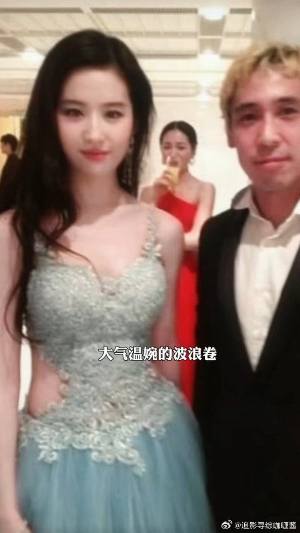 刘亦菲用脸开挂真的服了刘亦菲这张脸，随便套件基础款都像高定，素颜随手一拍氛围感直