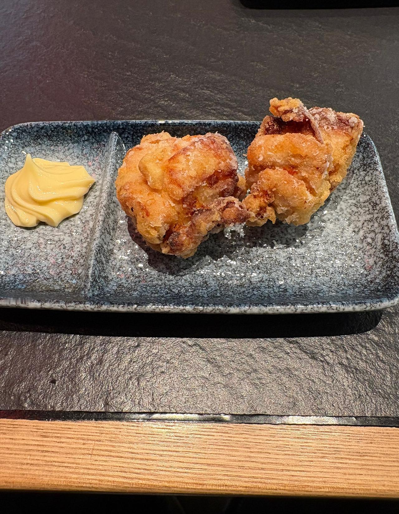 就这两个小的炸鸡块卖¥18 ，你觉得值吗？
如果在街边的小店，肯定觉得不值。
