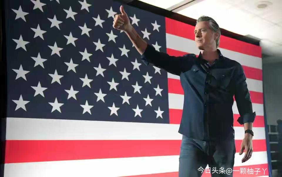 加州州长纽森近期在潜在总统候选人里热度很高，支持率表现突出，被看作民主党内部的热