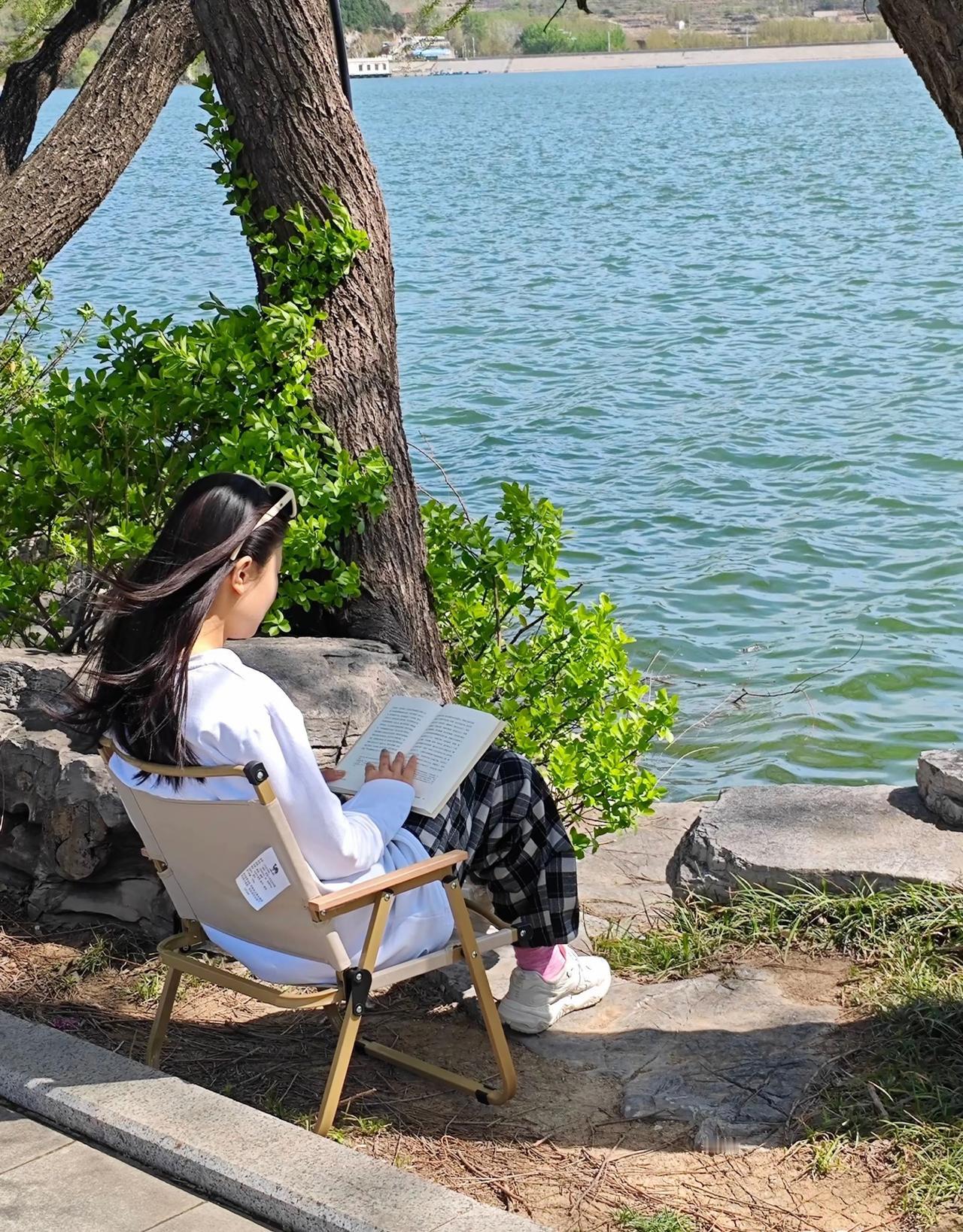 发现了没，现在很多女性只剩外在吸引力，内在价值正在慢慢流失，令人痛心。
如今社交
