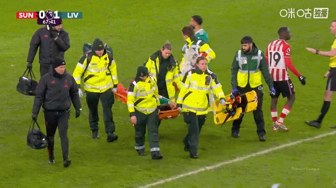远藤航受伤，被担架抬离桑德兰vs利物浦