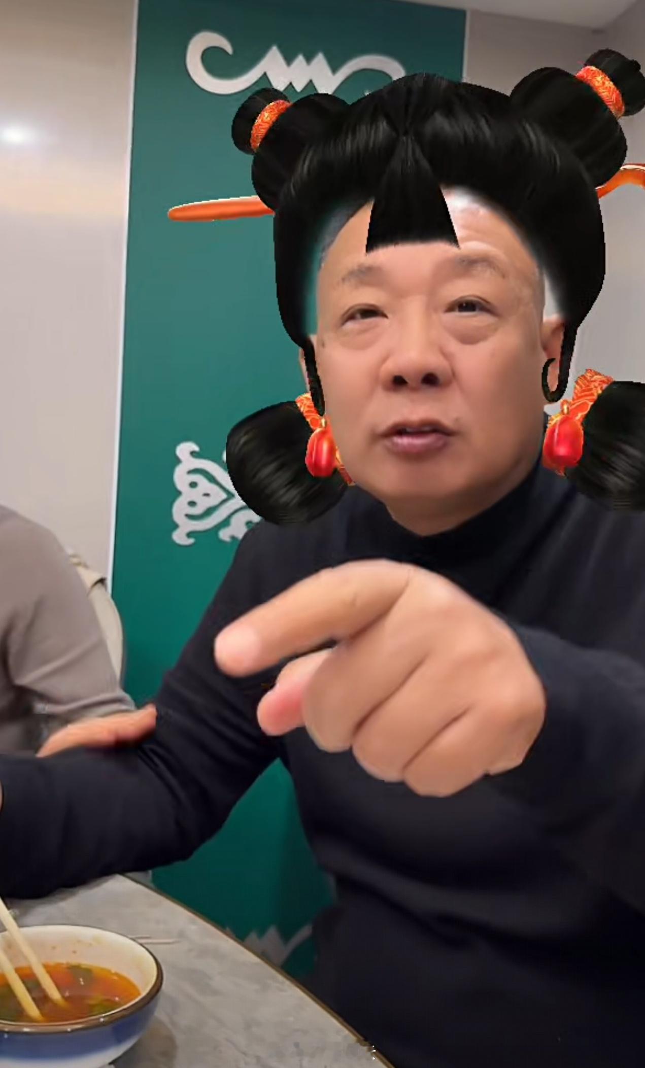 胖东来 打假人于东来心态是真好！边吃饭边哼着小曲边直播，偶尔还跟网友聊几句于东来