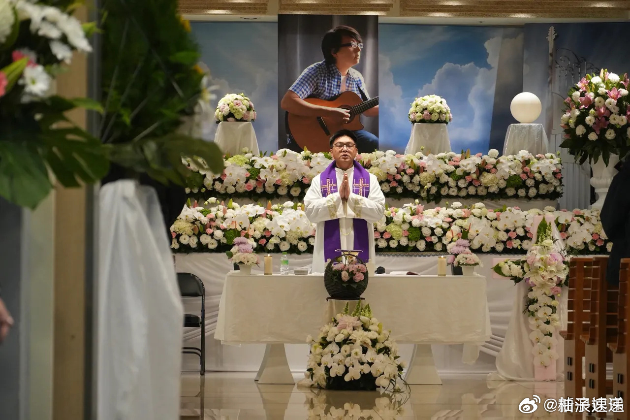袁惟仁告别式众星送别袁惟仁小胖老师袁惟仁告别式今天举行。遗照选了他生前弹吉他的模