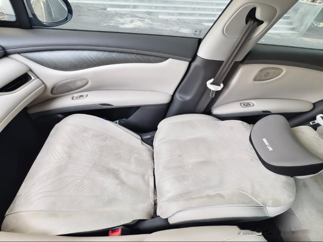 智己的小憩攻略。
找不到地方午休时，可以去车里小睡。
一键打开贵妃椅模式，不仅能