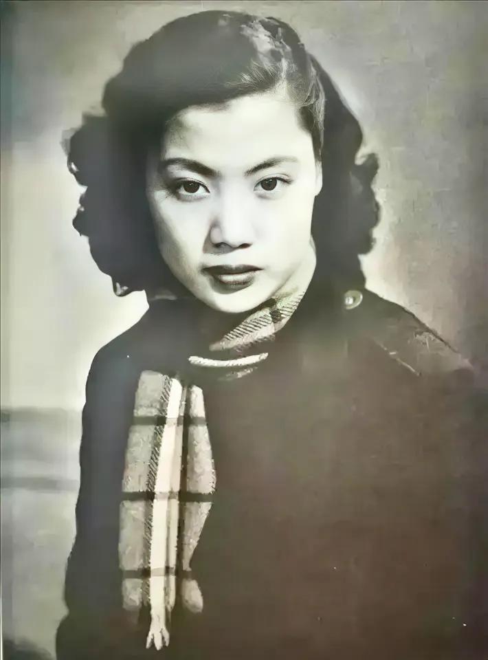 秦文，秦怡的妹妹。
她是北京电影制片厂演员，曾在《青春之歌》中与姐姐一起参演，她