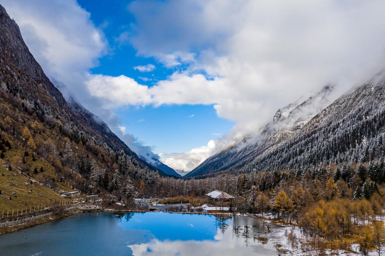 老人言：
1.赌博，出仇人。
2.跳舞，出情人。

1. 不和儿媳儿子住在一起。