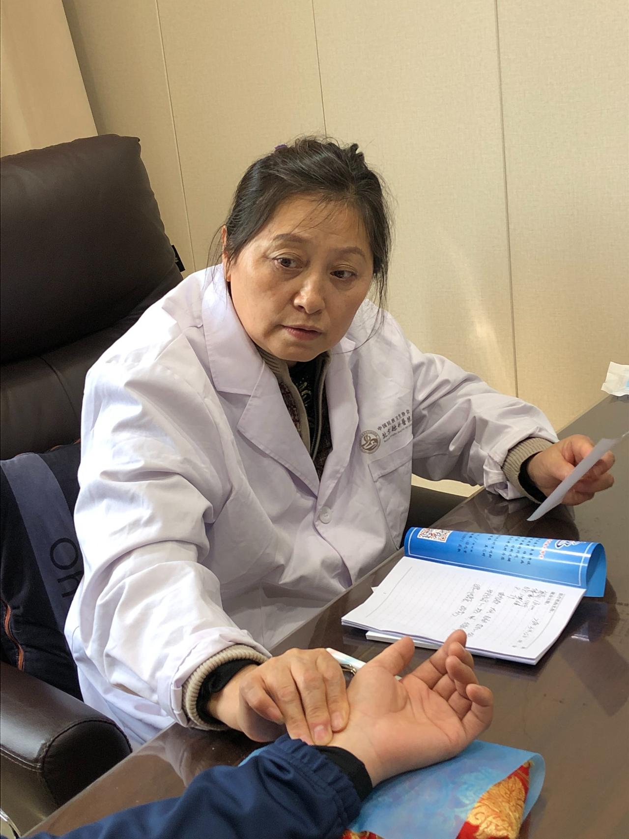 脾胃有热/脾胃不和常见表现
1. 胃热（胃火亢盛）
胃主受纳腐熟，胃火炽盛则消谷