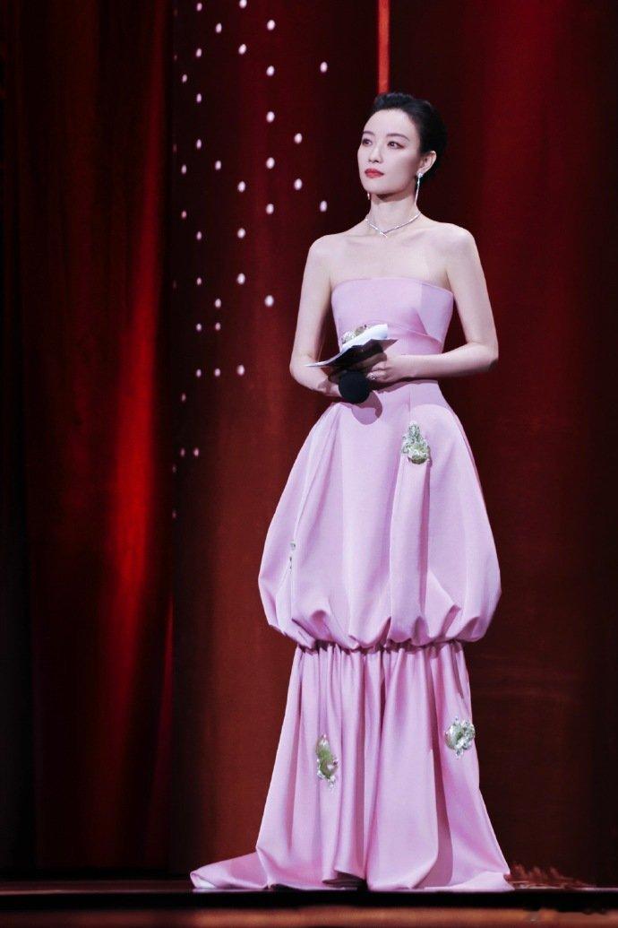 看倪妮主持突然觉得，优秀的人果然在哪个舞台都会发光。从大银幕到小荧屏，从话剧舞台