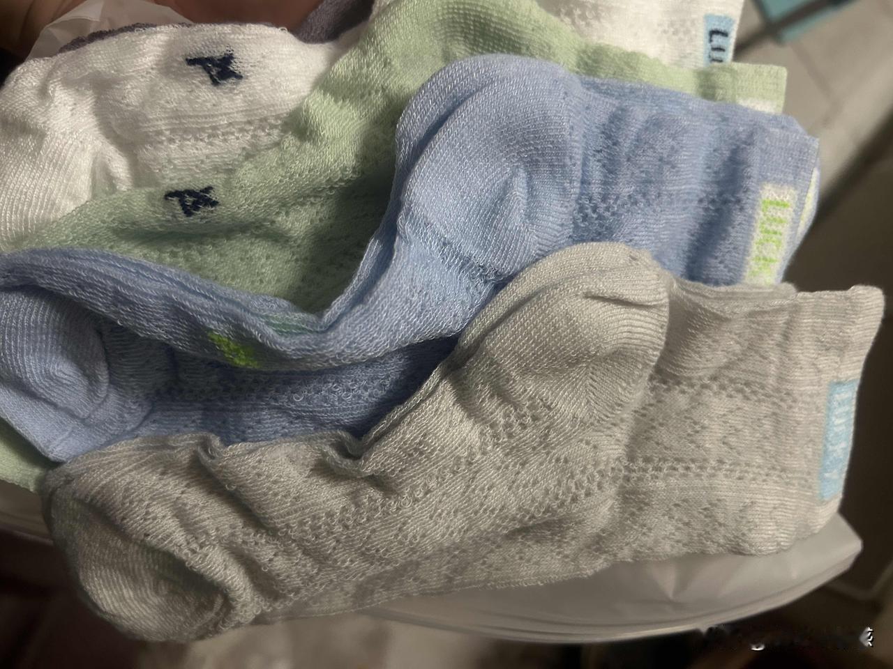 清新舒适的婴儿袜子，柔软透气，给宝宝最贴心的呵护！👶🏻🧦上联:
岁岁风调雨