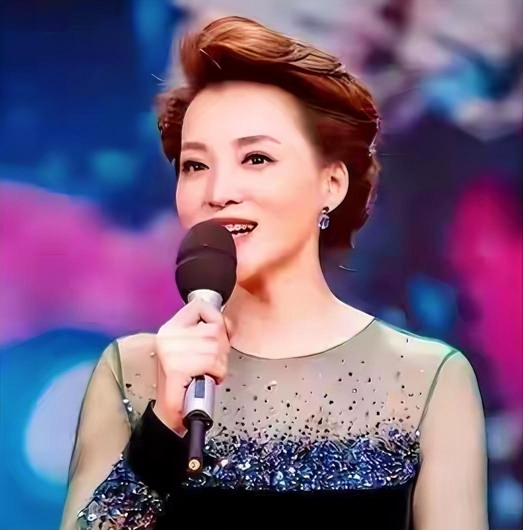 董卿近况：
2026年6月，路人拍到董卿出席儿子毕业典礼的照片，再度冲上热搜。