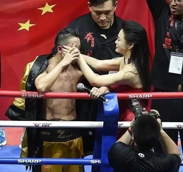 拳王要赶紧支棱起来，不能再玩游戏了，赶紧继续赚钱养家
邹市明前半辈子一拳一拳打下