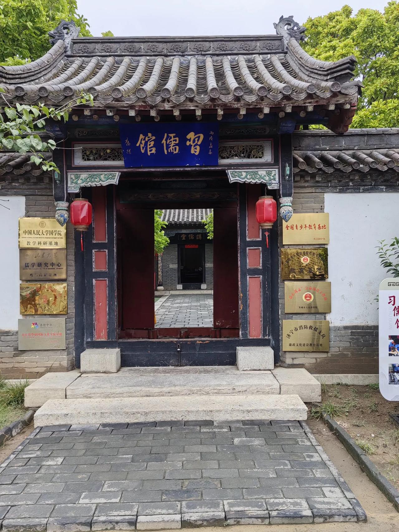 《孟庙孟府》
古木阴森护鲁城，
亚圣遗宫柏青青。
七篇仁义传千祀，
一庙松风答万