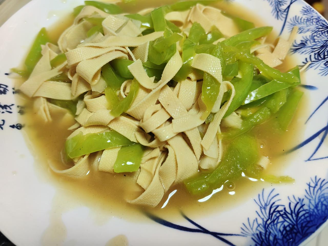 父女俩的午餐。尖椒豆皮，素木樨肉。
​光盘。