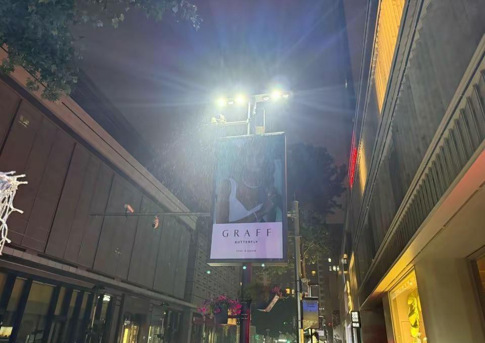任何时候都不要期望改变别人，就像下雨你可以选择打伞或者打车，唯独不能跟雨较劲向外