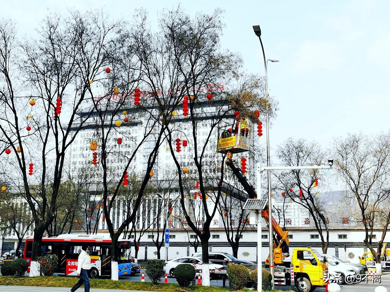 年气已来，东风路西段已开始悬挂小红灯笼。