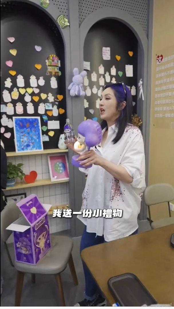 杨千嬅留下Ammiri陪伴星星的孩子走在厦门总能偶遇杨千嬅，她心怀温柔去到孤独症