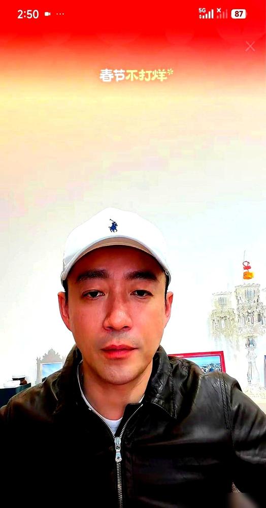 汪小菲跟新妻团圆过年，女儿倒水。这画面，看着温馨，谁能想到，背后一场横跨三年的抚