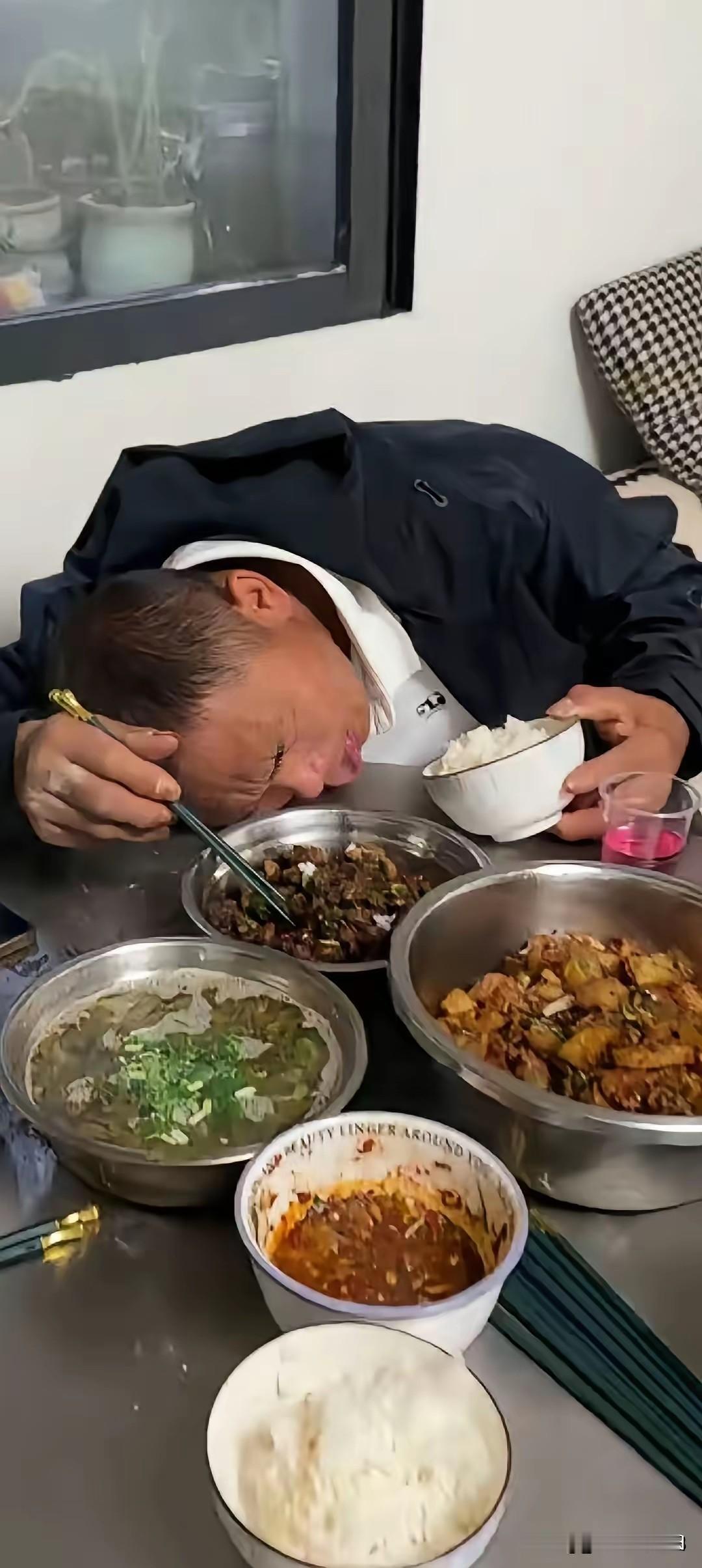 人活着就要报着开心快乐的心情生活，愁也是一天，笑也是一天，有些事不是能愁过去的，