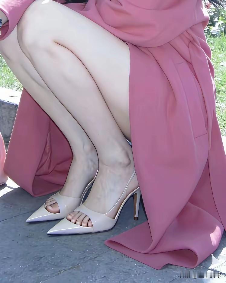 镜头拉近一点，主要是为了看看这个款式，你有没有见过这个款式的高跟鞋？看着挺漂亮，