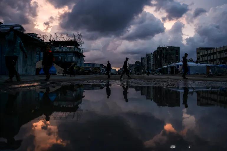 照片：巴勒斯坦人在加沙破坏中准备迎接更多降雨图1 人们在加沙北部贾巴利亚以西的a
