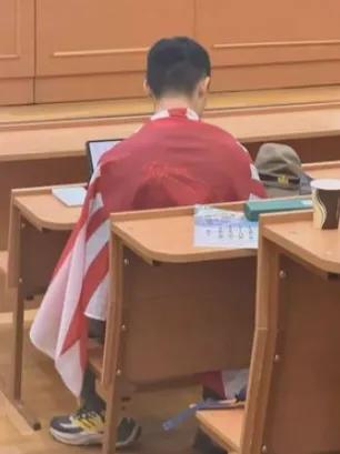 人，可以趋利，可以贪心，可以无德...但！不能忘记自己的根！

莫斯科大学历史系