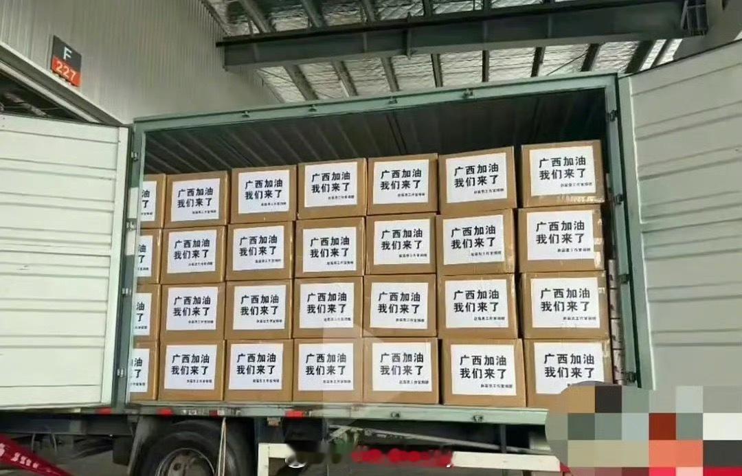 网友偶遇赵露思支援广西的物资车 