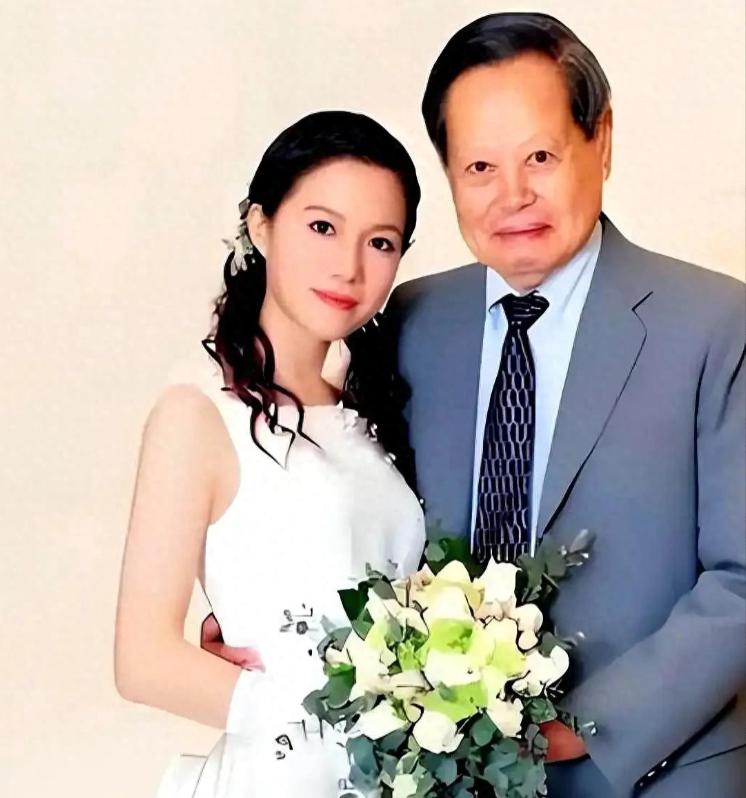 杨振宁遗孀翁帆晒出新疆旅游美照，骑马饮酒美如少女！还没走出丧夫之痛。
50岁翁帆