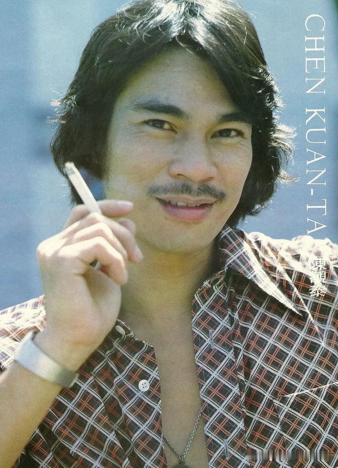 香港电影的黄金时代早已落幕，缔造那个江湖的很多标志性人物，也在一个个远去。

 