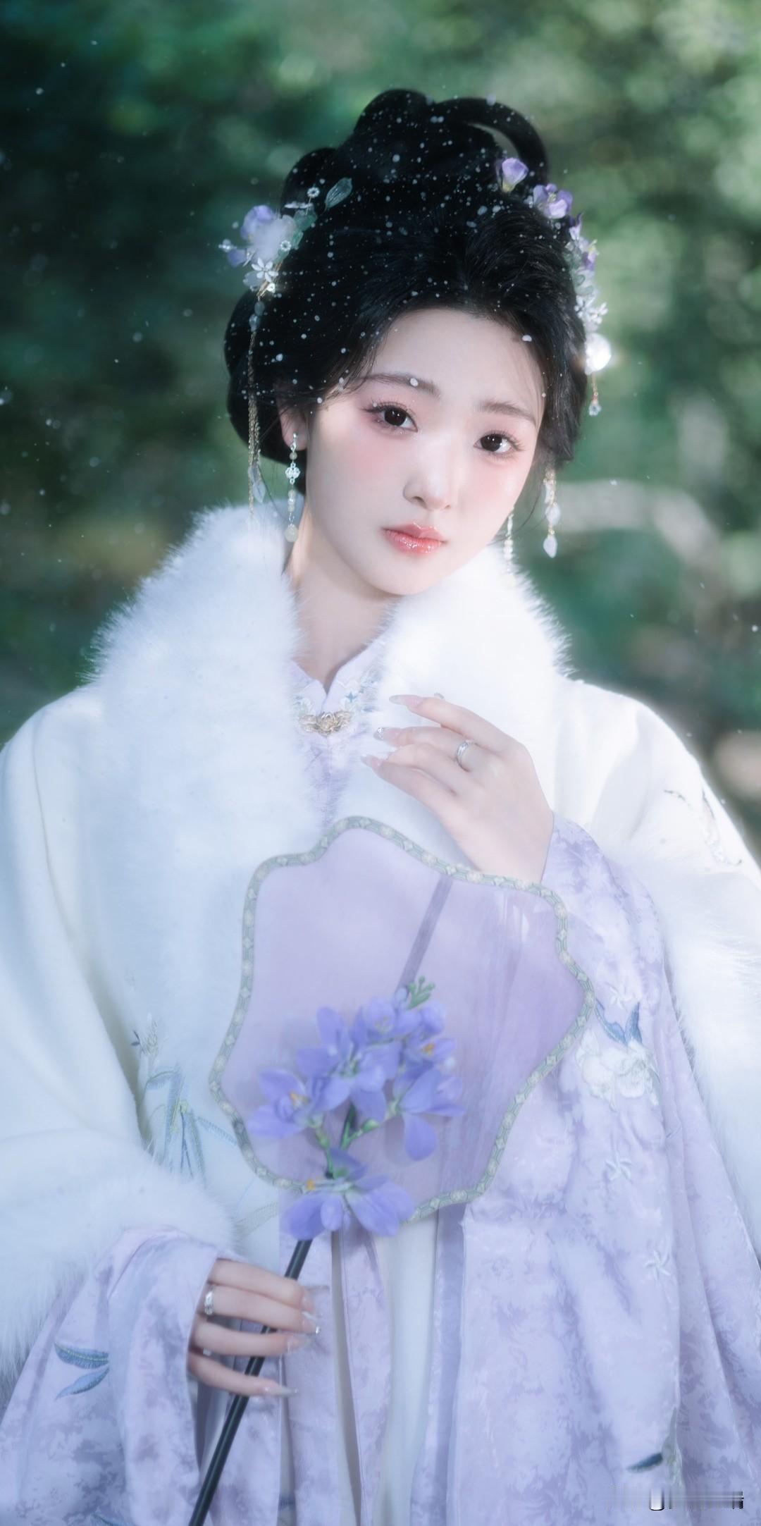 梦幻古风少女，手持花扇，仙气飘飘。