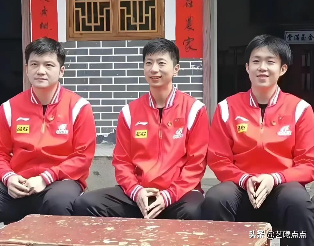 国乒三杰马龙、樊振东、王楚钦的轻松一刻！
王楚钦看着最轻松，彼年，他毕竟少年不识