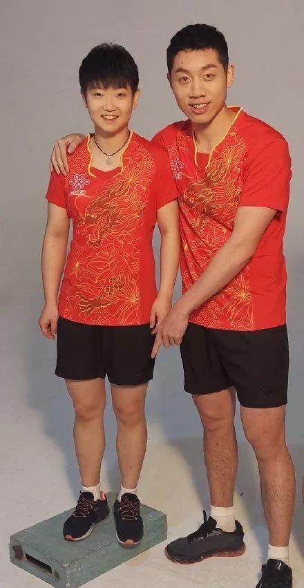 能拿孙颖莎开玩笑的
估计只有许昕了，
许昕模仿起莎莎不在意的小眼神，
就是赢完球