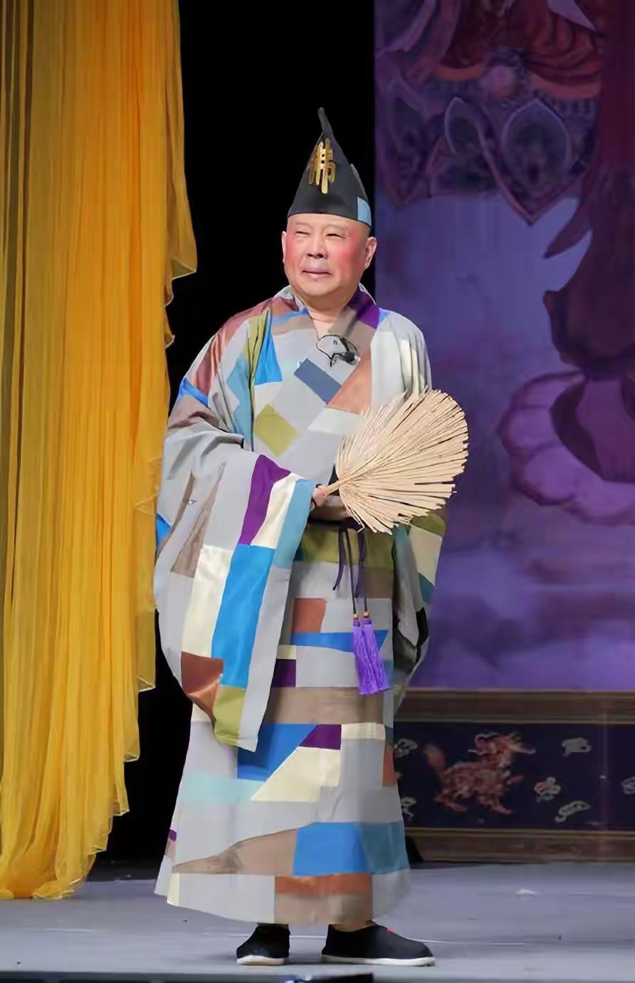 郭德纲这一次随意篡改革命歌曲，我认为必须受到应有的惩罚，虽然我是一名郭德纲的粉丝